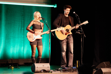 Singer-Songwriterin Julie Meletta mit Musiker