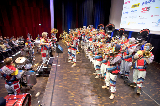 Die Gugge «Trombongos» eröffnete als Überraschungsgast den Abend. Schliesslich war der 11.11. Fasnachtsbeginn!