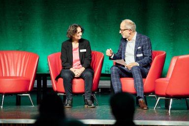 Prof. Dr. Annalisa Manera mit Moderator Reto Brennwald